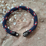 Segelseilarmband Kellenhusen blau-weiss-rot 8 mm – Maritimes Armband mit Magnetverschluss – Handgefertigt in Travemünde – Bild 3
