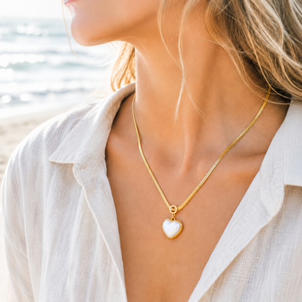 Küstenliebe Edelstahlkette 18K vergoldet mit Herzanhänger in Perlmutt-Optik